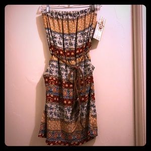 Super cute strapless dress!! Has pockets!!!